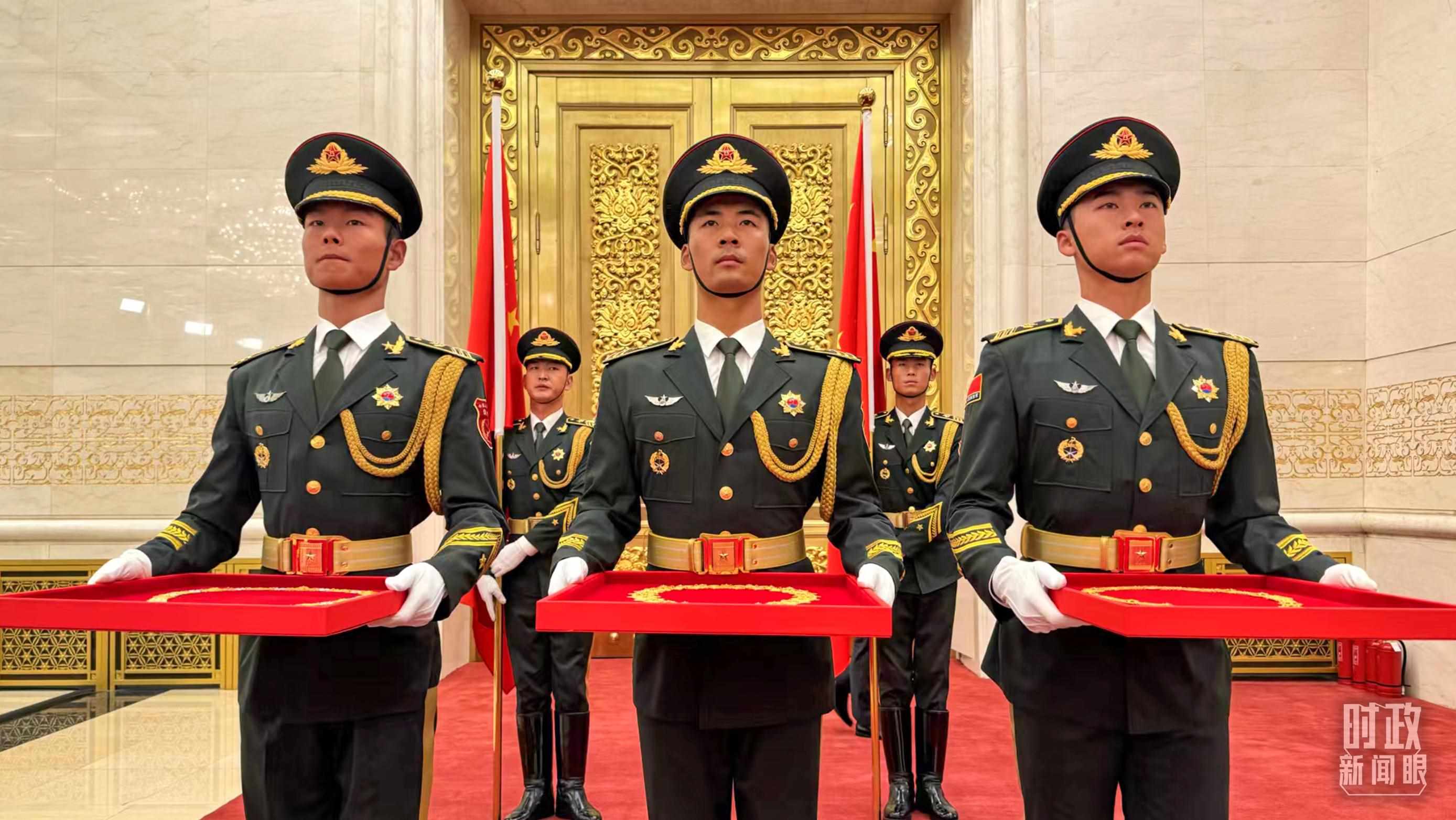 禮兵手捧共和國勛章、友誼勛章和國家榮譽(yù)稱號獎?wù)?。（總臺央視記者李增仁拍攝）