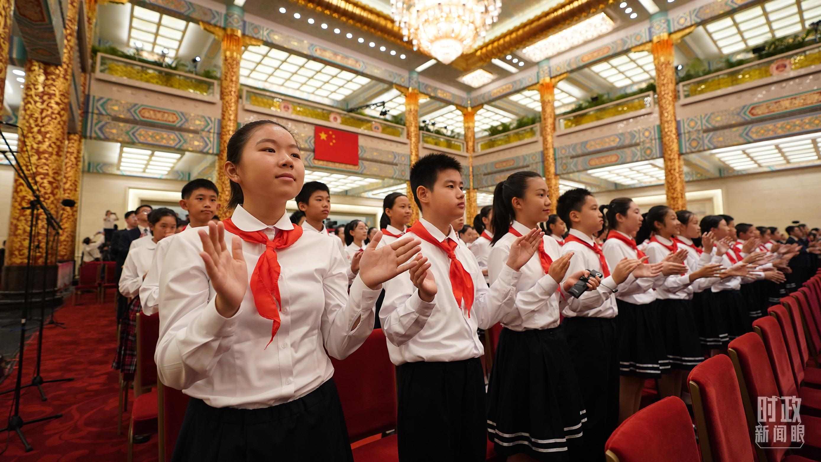 頒授儀式現(xiàn)場的少先隊員。（總臺記者李晉拍攝）