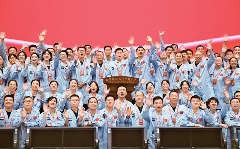 嫦娥六號(hào)完成了人類歷史上首次月球背面采樣，突破了多項(xiàng)關(guān)鍵技術(shù)，是我國(guó)建設(shè)航天強(qiáng)國(guó)、科技強(qiáng)國(guó)取得的又一標(biāo)志性成果，是我國(guó)探月工程的重要里程碑。圖為2024年6月25日，嫦娥六號(hào)任務(wù)圓滿成功后，工作人員在北京航天飛行控制中心合影。 新華社記者 金良快/攝