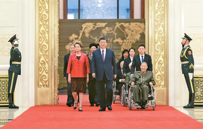 2024年9月29日，中華人民共和國(guó)國(guó)家勛章和國(guó)家榮譽(yù)稱號(hào)頒授儀式在北京人民大會(huì)堂金色大廳隆重舉行。中共中央總書記、國(guó)家主席、中央軍委主席習(xí)近平同國(guó)家勛章和國(guó)家榮譽(yù)稱號(hào)獲得者一同步入會(huì)場(chǎng)。 新華社記者 王曄/攝