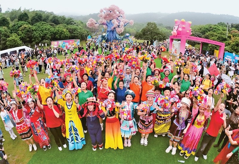 自2014年起，廣西持續(xù)舉辦“廣西三月三·八桂嘉年華”活動(dòng)，各地民族民俗活動(dòng)次第登臺(tái)，精彩紛呈，這個(gè)傳統(tǒng)民族節(jié)慶已演變?yōu)楦髯迦嗣窆蚕砉矘返墓?jié)日盛會(huì)和知名文化旅游品牌。圖為2024年4月11日在南寧市拍攝的活動(dòng)主會(huì)場(chǎng)。 新華社記者 周華/攝