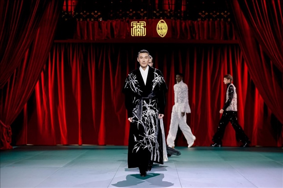 9月28日，模特在法國巴黎舉行的“2024巴黎·恭王府服飾秀”上展示服裝（主辦方供圖）