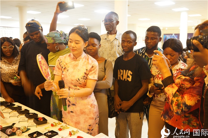 向尼日利亞觀眾介紹中國刺繡。人民網(wǎng)記者 姜宣攝