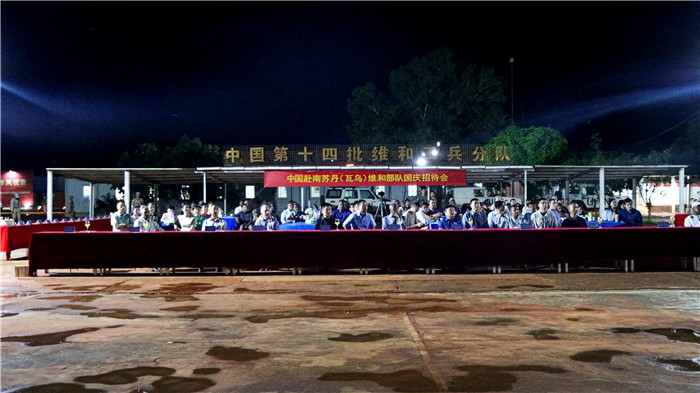 各國(guó)來(lái)賓齊聚中國(guó)維和營(yíng)地。馬騫攝