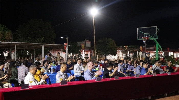 圖2-現(xiàn)場(chǎng)氣氛熱烈（孫千攝）