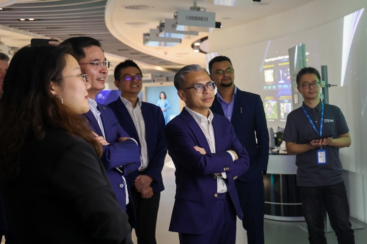 馬來(lái)西亞通訊部長(zhǎng)法米·法茲（右三）在華訪問(wèn)中國(guó)知名通信企業(yè)。（照片由馬來(lái)西亞通訊部提供） (1)