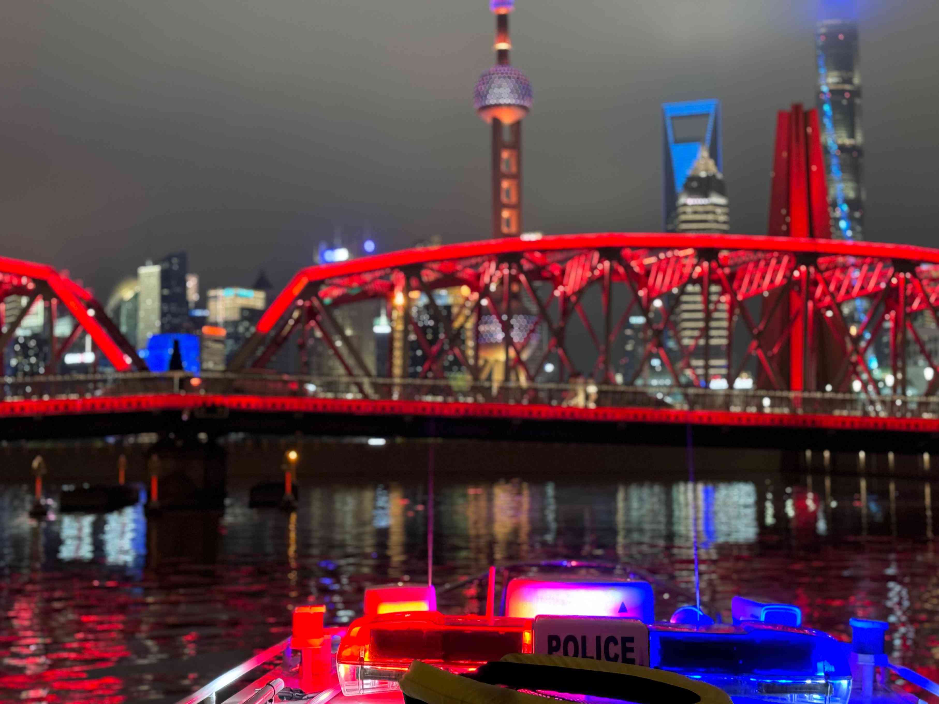 公安艇夜間巡邏。人民網(wǎng)記者 郝萍攝