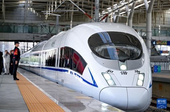 10月1日，由銀川開往惠農的C8218次列車從銀川站駛出。