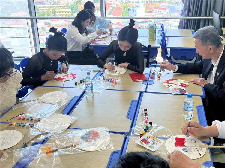 觀眾們?cè)隗w驗(yàn)畫扇。Sem Sophea攝