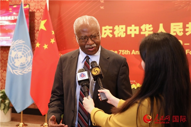 聯(lián)大主席菲勒蒙在招待會現(xiàn)場接受媒體采訪，他向中國政府和人民致以節(jié)日祝賀，表示中國的發(fā)展成就令人驚嘆。人民網(wǎng)記者 李志偉攝