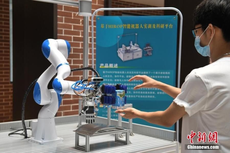  資料圖：高校為學(xué)生打造先進科研平臺。中新社記者 陳楚紅 攝