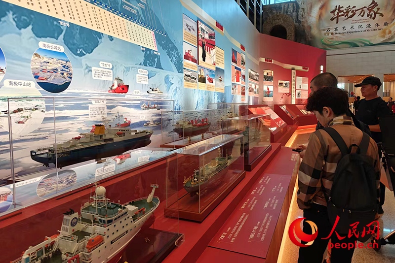 觀眾正在參觀中國極地考察40周年成就展。人民網(wǎng)記者 韋衍行攝