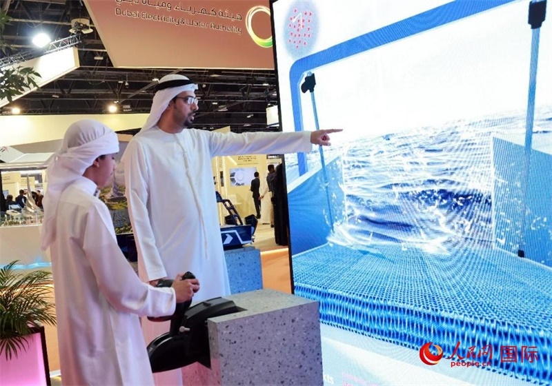 一名兒童在模擬操作船舶，撿拾海洋垃圾。人民網(wǎng)記者管克江攝