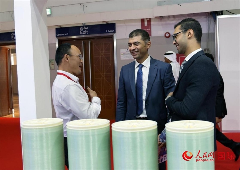 中外參展商交流。人民網(wǎng)記者管克江攝