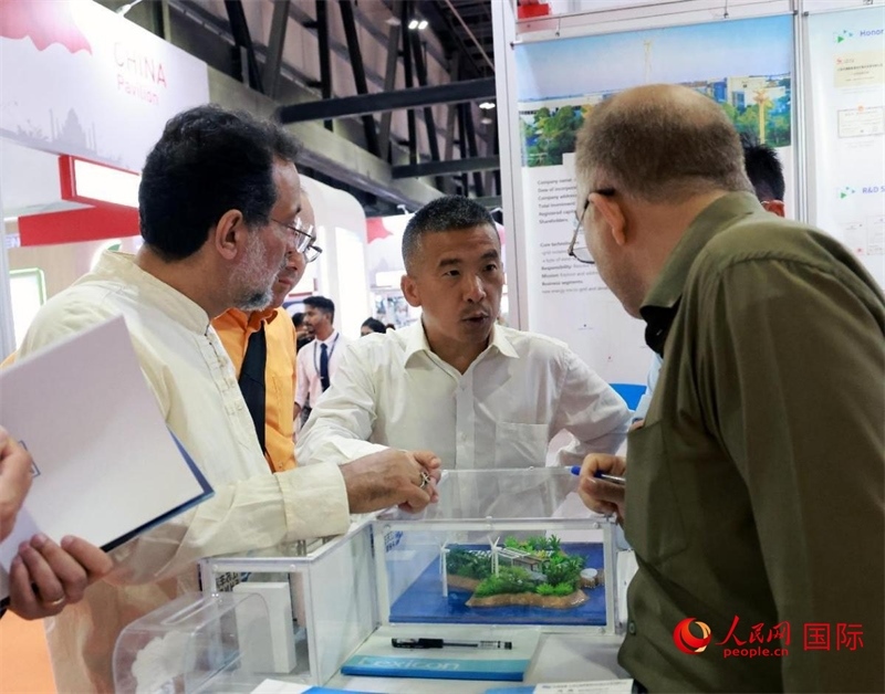 中企推出的綠色能源海水淡化系統(tǒng)吸引了參展商關(guān)注。人民網(wǎng)記者管克江攝