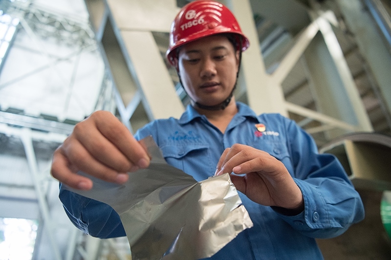 2018年8月8日，山西省太原市，太鋼不銹鋼精密帶鋼有限公司工作人員用手撕開不銹鋼。