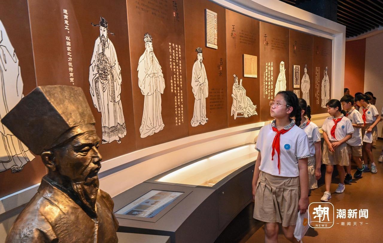 來自杭州市政苑小學(xué)的學(xué)生走進(jìn)浙江省檔案館“大寫浙江人”展廳，近距離“觸摸”歷史、走進(jìn)榜樣、聆聽故事，激發(fā)愛黨愛國愛家熱情。記者 董旭明 攝