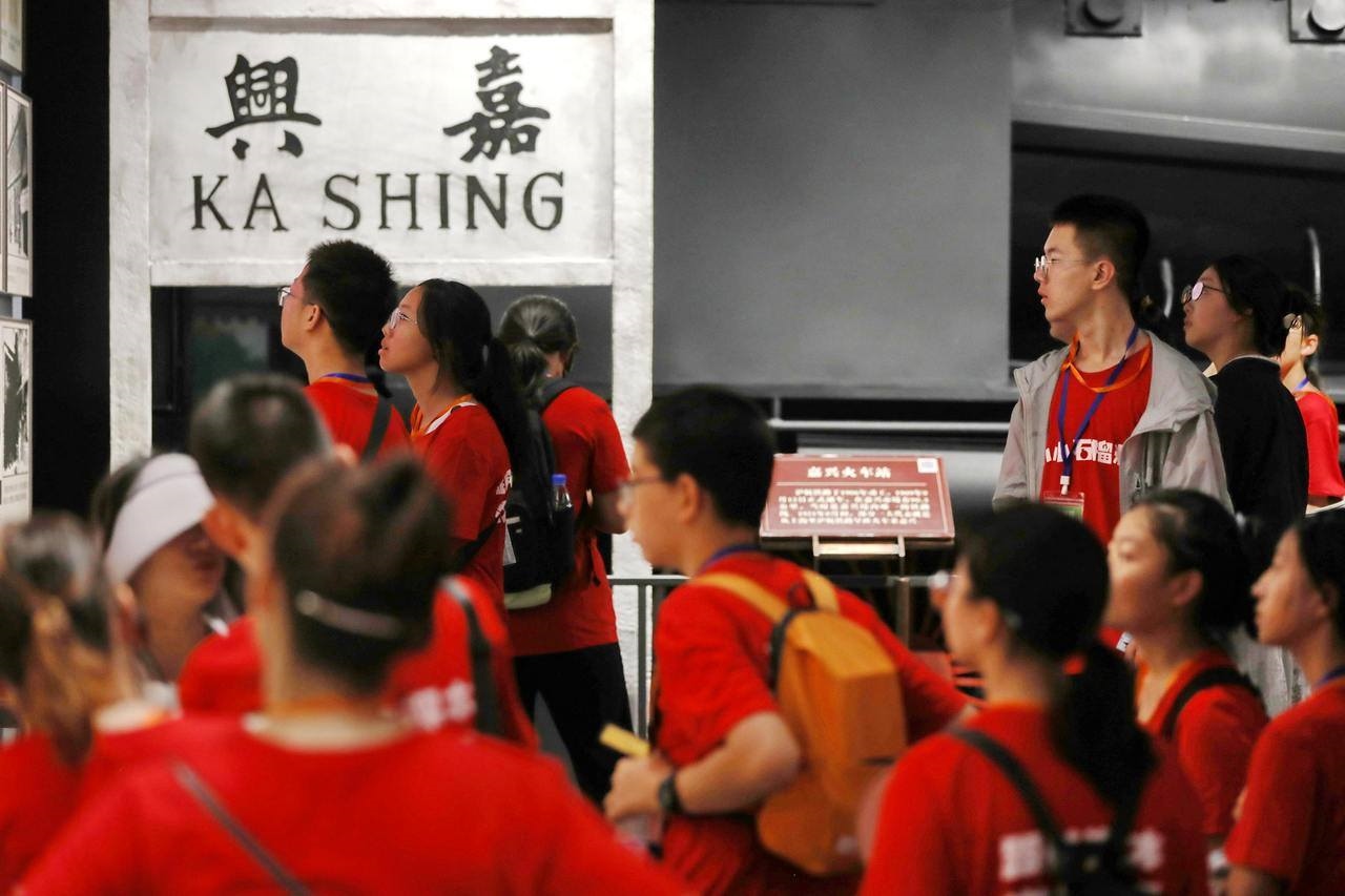 青少年參觀嘉興市南湖革命紀(jì)念館。拍友 金鵬 攝