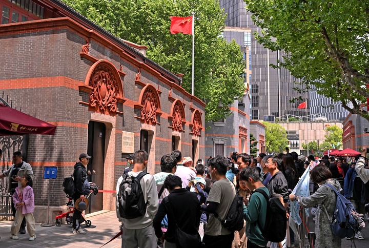 2024年5月3日，游客在位于上海的中共一大會(huì)址前參觀。新華社記者 劉穎 攝