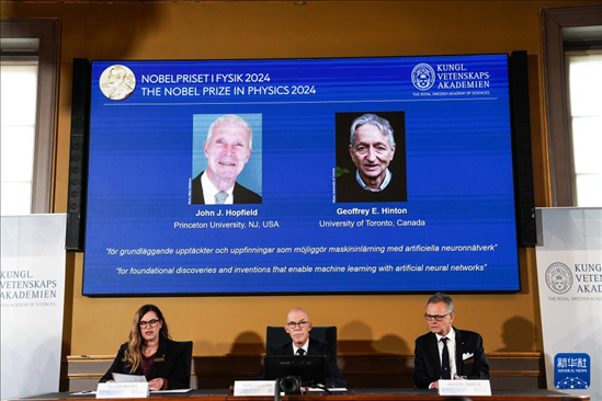 10月8日，在瑞典斯德哥爾摩舉行的2024年諾貝爾物理學(xué)獎公布現(xiàn)場，屏幕顯示獎項得主美國普林斯頓大學(xué)的約翰·霍普菲爾德和加拿大多倫多大學(xué)的杰弗里·欣頓。新華社記者 彭子洋 攝