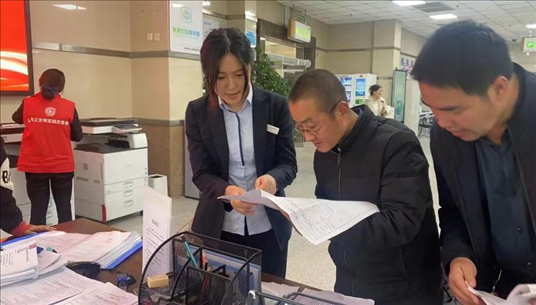 四川省成都市溫江區(qū)市場(chǎng)監(jiān)管局工作人員為群眾提供幫辦服務(wù)。圖片來源：人民網(wǎng)四川頻道