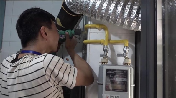 北京市石景山區(qū)工作人員上門安裝燃?xì)夤艿?。圖片來源：北京市石景山區(qū)委組織部