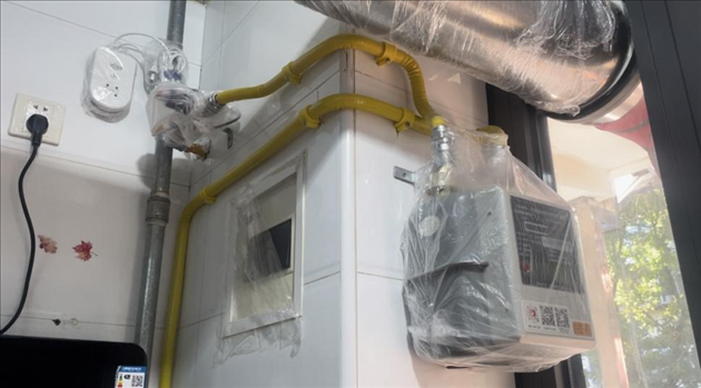 北京市石景山區(qū)高井路社區(qū)更換燃?xì)夤艿篮蟮木用窦?。人民網(wǎng) 劉佳欣攝