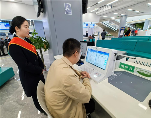 湖北省赤壁市市民在辦事人員的指導(dǎo)下填寫相關(guān)信息。圖片來源：人民網(wǎng)湖北頻道