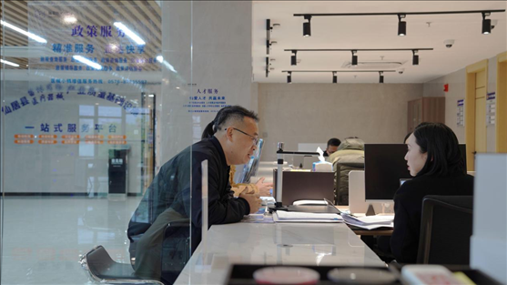 浙江省臺(tái)州市辦事群眾在政務(wù)服務(wù)中心咨詢業(yè)務(wù)辦理相關(guān)問題。圖片來源：人民網(wǎng)浙江頻道