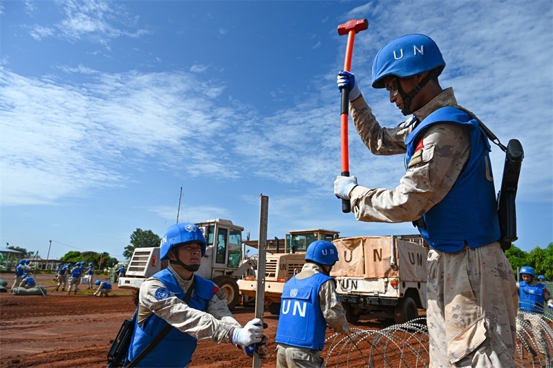 圖3-進(jìn)行臨時(shí)宿營地構(gòu)筑(孫千攝)