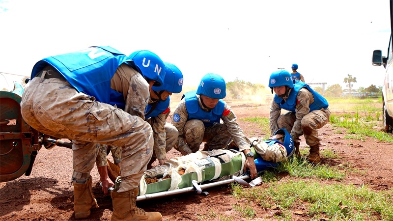 圖8-進(jìn)行“傷員”轉(zhuǎn)運(yùn)(馬騫攝)