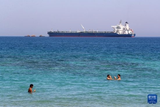 這是10月8日在埃及蘇伊士灣拍攝的行駛中的船只。新華社記者 隋先凱 攝