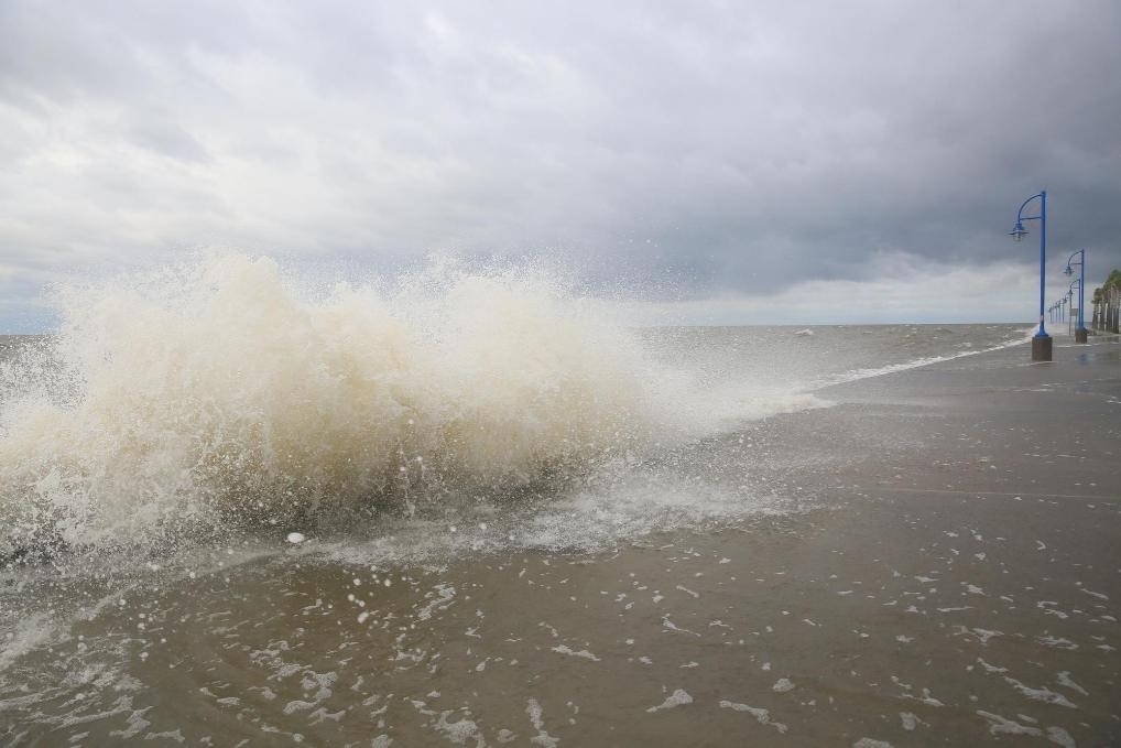 2020年9月15日，受颶風“薩莉”影響，美國路易斯安那州新奧爾良的龐恰特雷恩湖巨浪拍岸。新華社發(fā)（魏蘭攝）