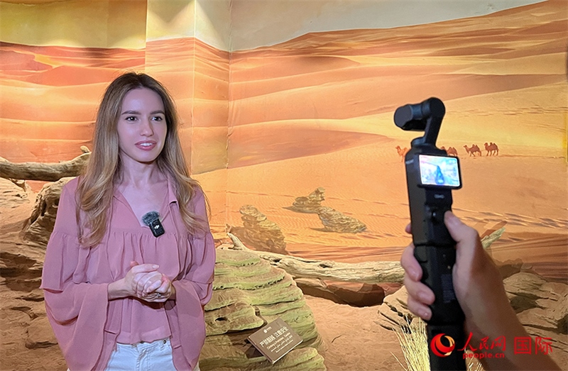 麗娜在吐魯番坎兒井源景區(qū)錄制視頻。人民網(wǎng)記者 曾書柔攝