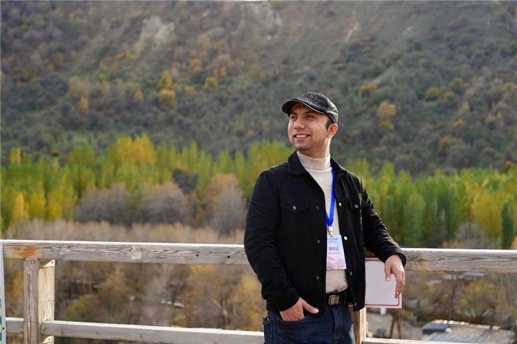 阿布德吾力參加“萬人說新疆”優(yōu)秀作者媒體行活動留影。受訪者供圖