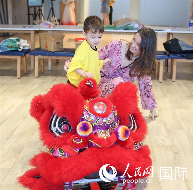 一名兒童在感受舞獅。人民網(wǎng)中東中心分社塔里克·易卜拉欣攝