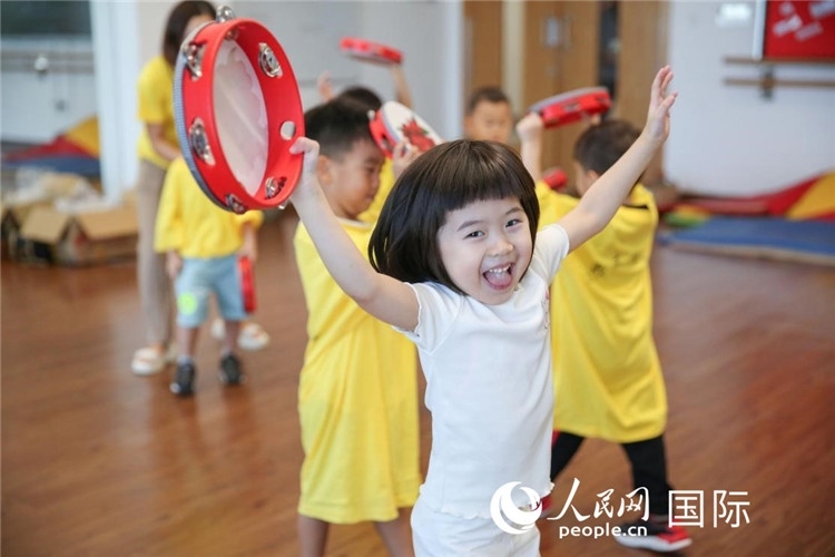 一名華裔兒童在參加音樂課程。人民網(wǎng)中東中心分社塔里克·易卜拉欣攝