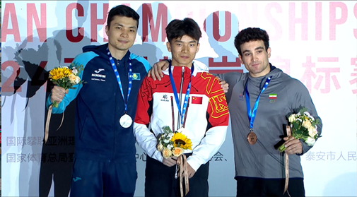 伍鵬（中）奪得男子速度項(xiàng)目冠軍。主辦方供圖