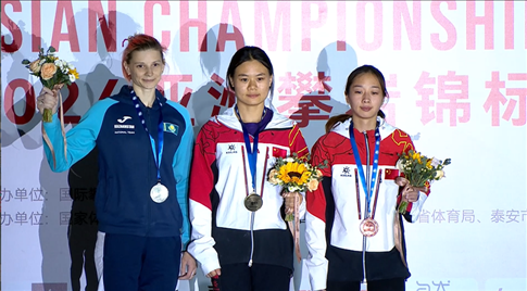 女子速度項(xiàng)目蒙世雪（中）奪冠，周婭菲（右）獲季軍。主辦方供圖