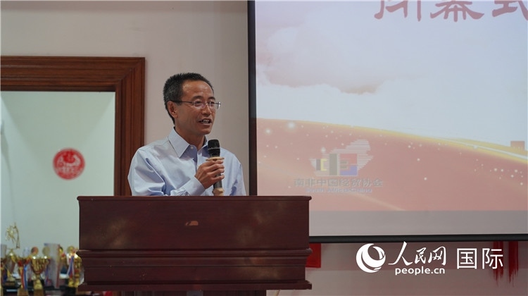 中國駐約翰內(nèi)斯堡代總領(lǐng)事周育江在閉幕式上致辭。 人民網(wǎng) 張茜攝