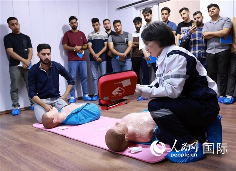 新進油田工作的伊拉克大學生在接受急救培訓。人民網(wǎng)記者管克江攝