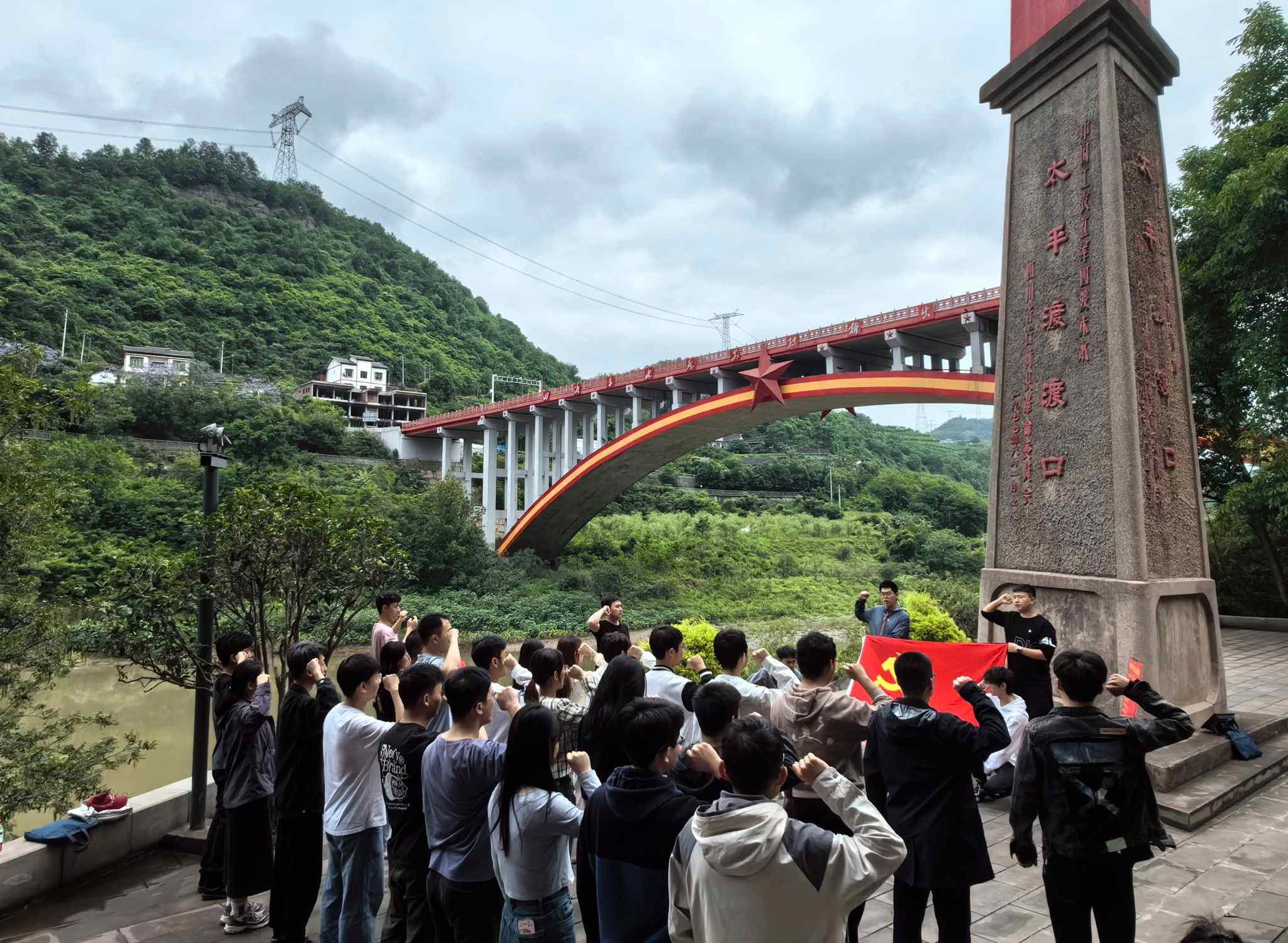 師生重溫入黨誓詞。校方供圖