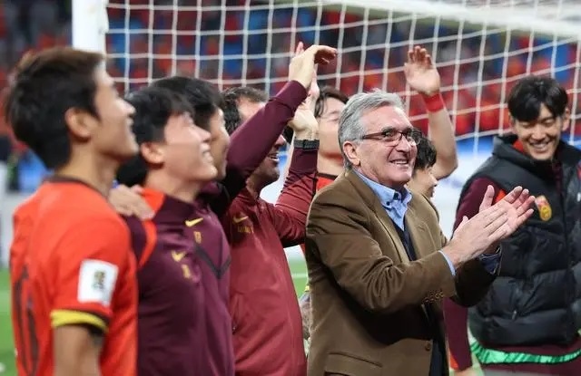 10月15日晚，國足主教練伊萬科維奇（前右）賽后向觀眾致意。新華社記者 胡星宇攝