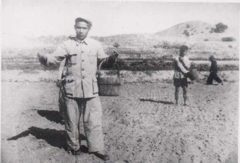 谷文昌（左）在田間與農(nóng)民一起勞動(dòng)（資料照片）。