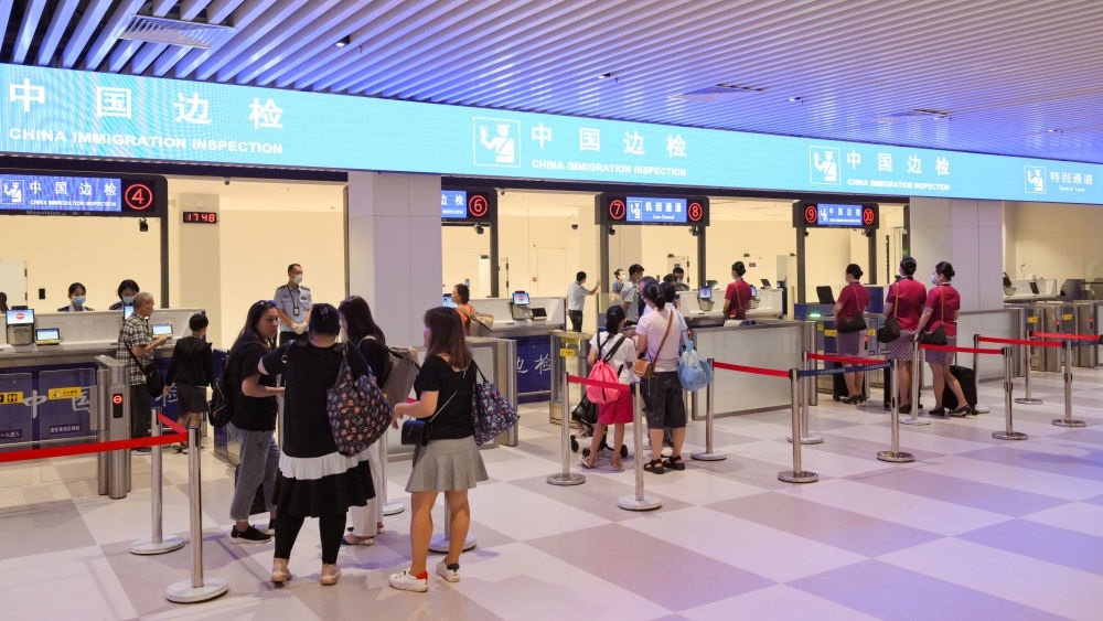 2023年7月26日，旅客在三亞鳳凰國際機(jī)場國際航站樓有序通關(guān)。三亞鳳凰國際機(jī)場國際航站樓改擴(kuò)建項(xiàng)目主體工程已于2023年7月1日完工并投入使用，該項(xiàng)目是海南自貿(mào)港首個(gè)主體工程完工并投入使用的封關(guān)運(yùn)作項(xiàng)目。《海南自由貿(mào)易港建設(shè)總體方案》明確，海南將在2025年前適時(shí)啟動(dòng)全島封關(guān)運(yùn)作。