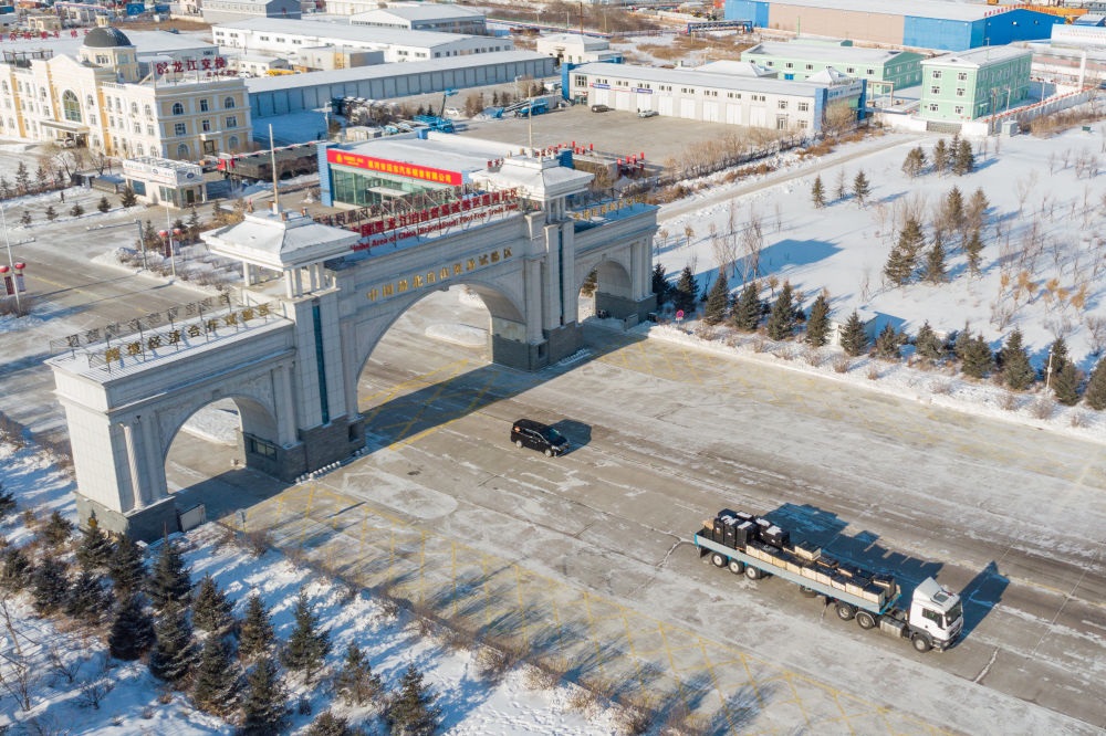 這是中國（黑龍江）自由貿(mào)易試驗(yàn)區(qū)黑河片區(qū)（2024年1月31日攝，無人機(jī)照片）。2023年，該自貿(mào)片區(qū)外貿(mào)進(jìn)出口總值達(dá)244.82億元，實(shí)現(xiàn)增幅56.9%，引進(jìn)外資企業(yè)16家，直接利用外資127.3萬美元，同比增長27.3%。