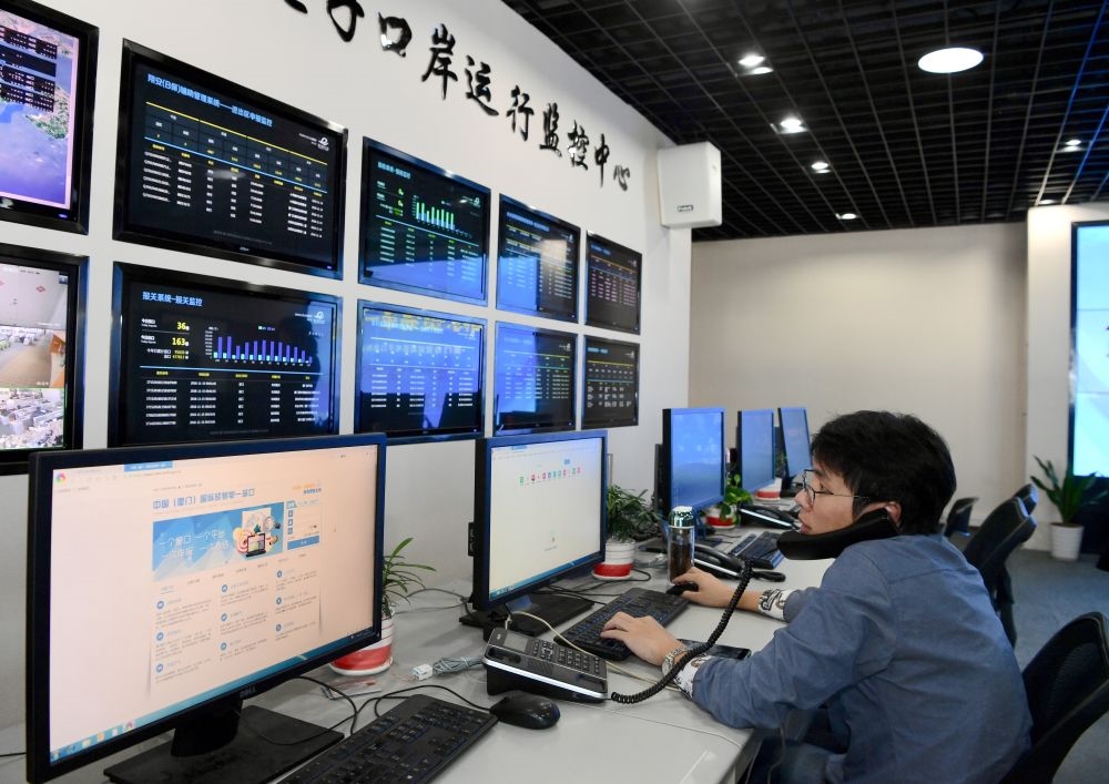 在中國（福建）自由貿(mào)易試驗(yàn)區(qū)廈門片區(qū)，國際貿(mào)易“單一窗口”工作人員在網(wǎng)上受理業(yè)務(wù)（2018年11月15日攝）。“單一窗口”是關(guān)檢等口岸部門、地方政府相關(guān)部門、金融機(jī)構(gòu)等共同參與的口岸管理共享平臺(tái)。貿(mào)易商能夠通過一個(gè)入口提交貨物進(jìn)出口或轉(zhuǎn)運(yùn)所需要的單證或電子數(shù)據(jù)，實(shí)現(xiàn)“一個(gè)平臺(tái)、一點(diǎn)接入、一次申報(bào)、一次辦結(jié)”。