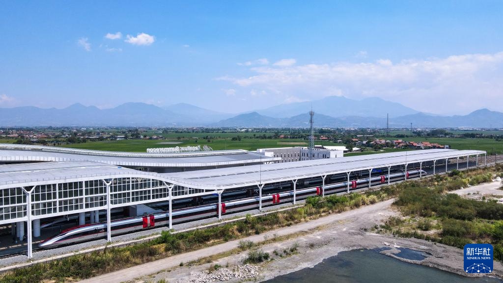 9月13日，在印度尼西亞萬隆德卡魯爾站，雅萬高鐵高速動車組列車?？吭谡九_上（無人機照片）。新華社記者 徐欽 攝