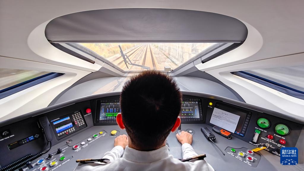 9月12日，司機駕駛高速動車組列車行駛在雅萬高鐵上（手機照片）。新華社記者 徐欽 攝