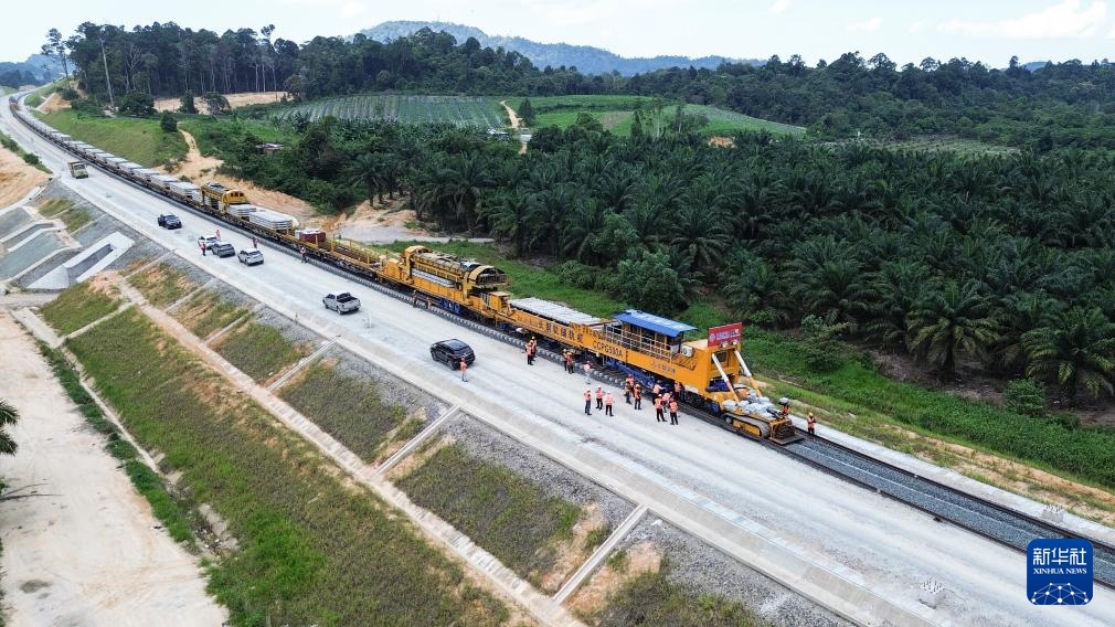 這是5月6日在馬來西亞彭亨州航拍的馬東鐵項目的鋪軌現(xiàn)場。新華社記者 程一恒 攝